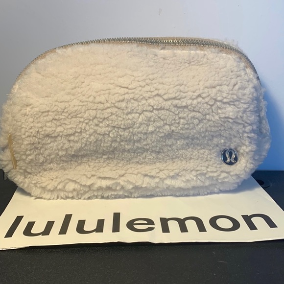 NWT‼️Lululemon Everywhere Fleece Belt Bag - Picture 3 of 3